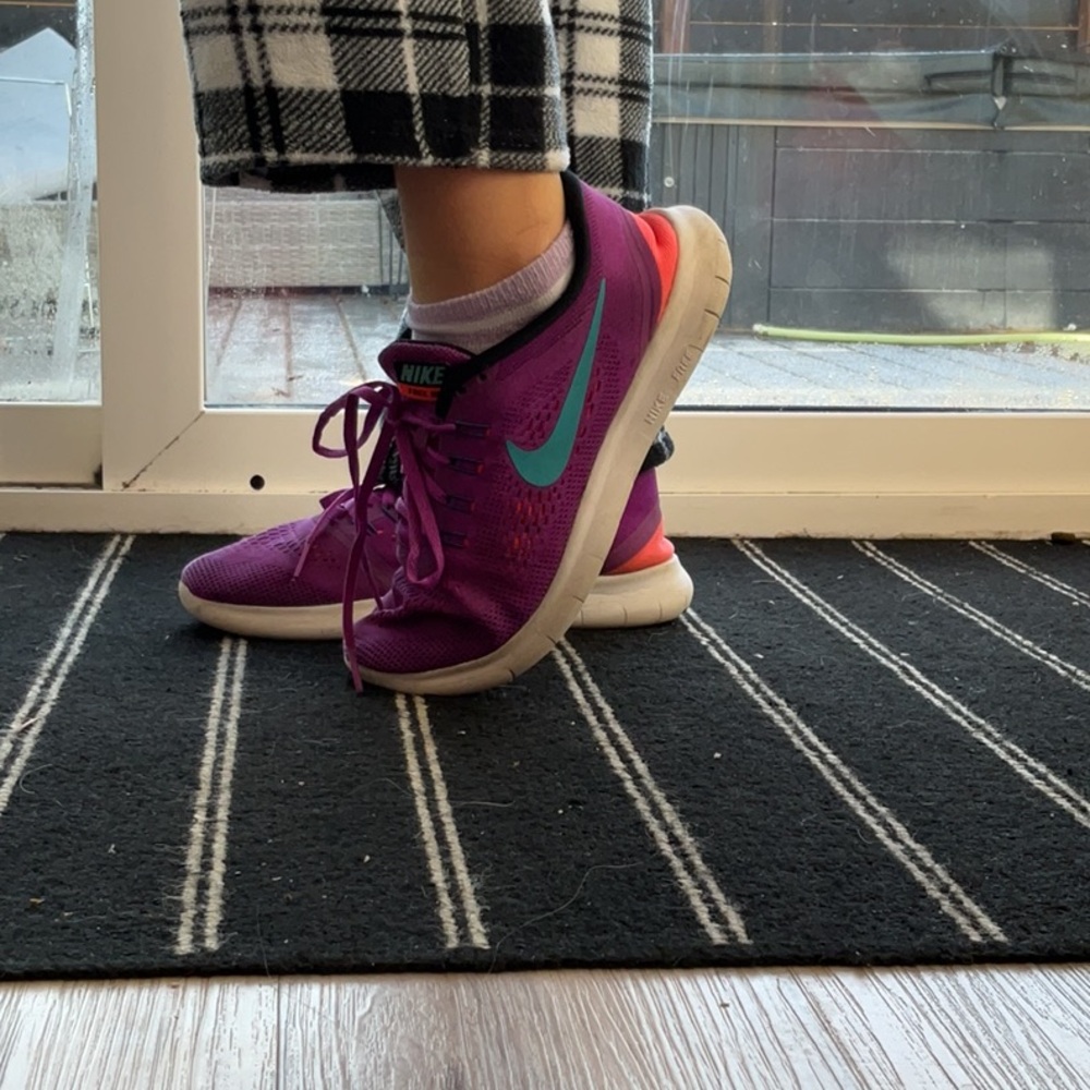 Nike Vibrant Purple Sneakers with Teal Swoosh - Picture 4 of 6